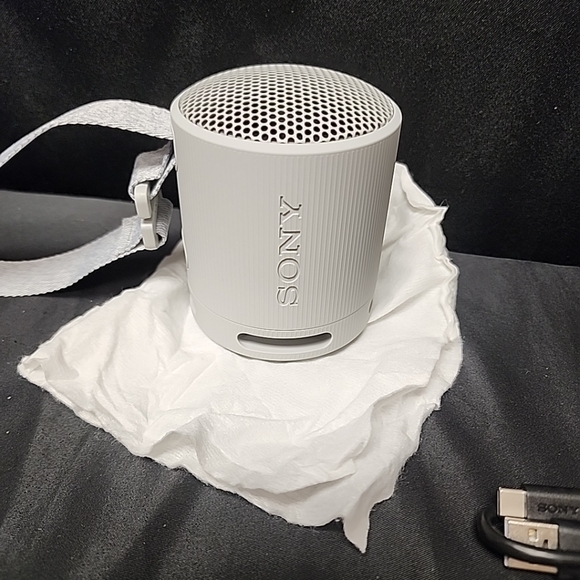 Sony XB100 Waterproof Wireless Bluetooth Speaker W Hands Free Mic & Strap - Picture 5 of 11